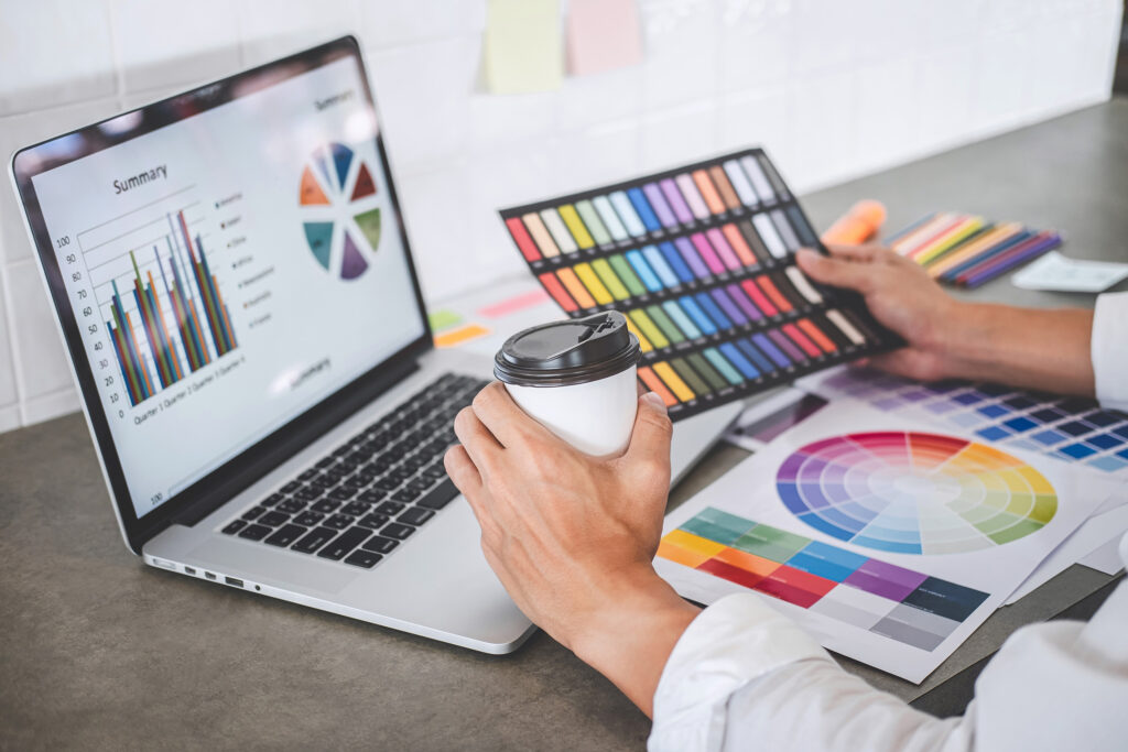 طراح گرافیک در حال انتخاب رنگ از چارت رنگ